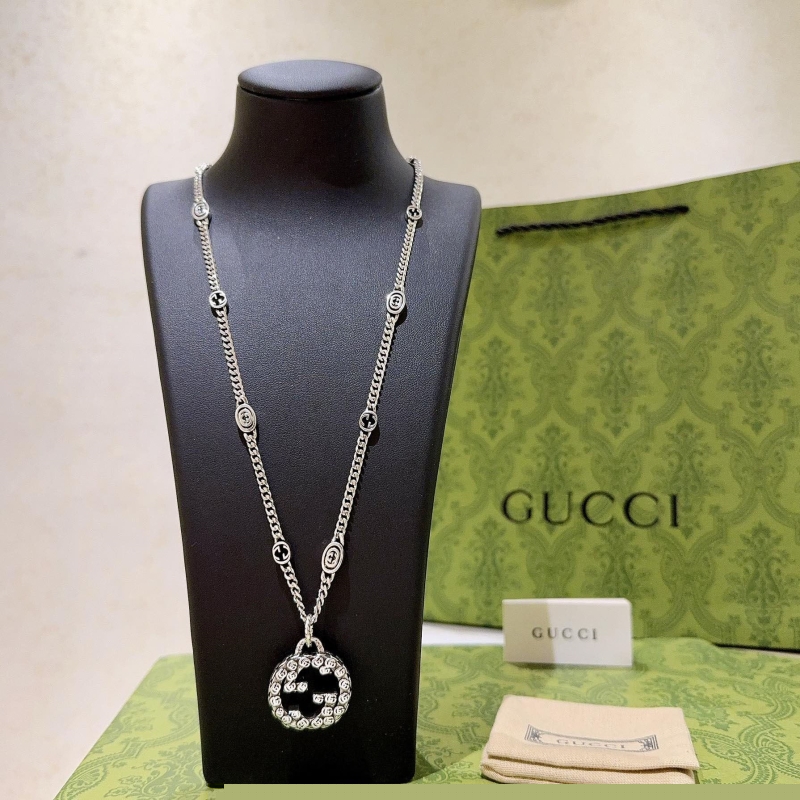 G*u*i necklaces